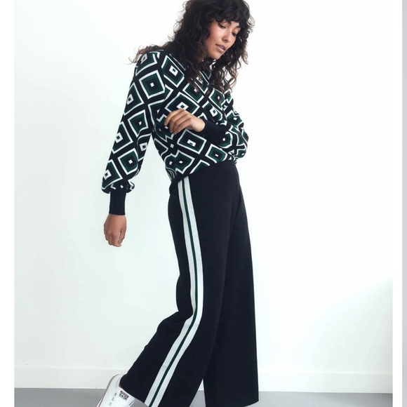 Ruti Sweaters - Ruti Geo Trademark Bell Sleeve Size: L/XL